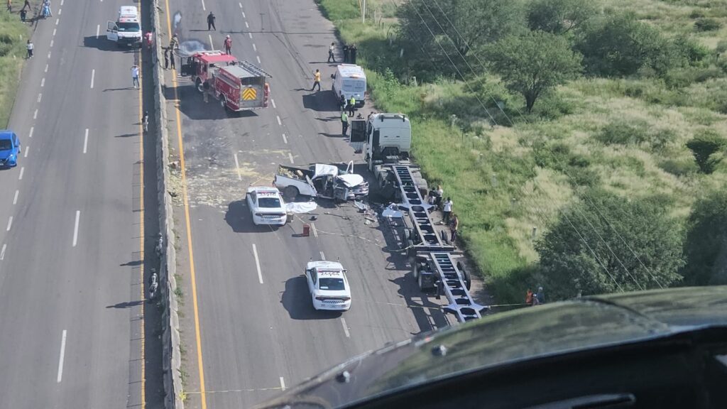 Dos muertos y tres lesionados dejó fuerte choque entre una camioneta y un tráiler en Cosío