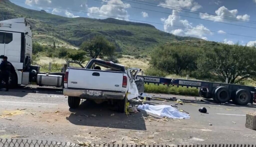 Choque de una camioneta contra un tráiler en Cosío cobró su tercera víctima mortal