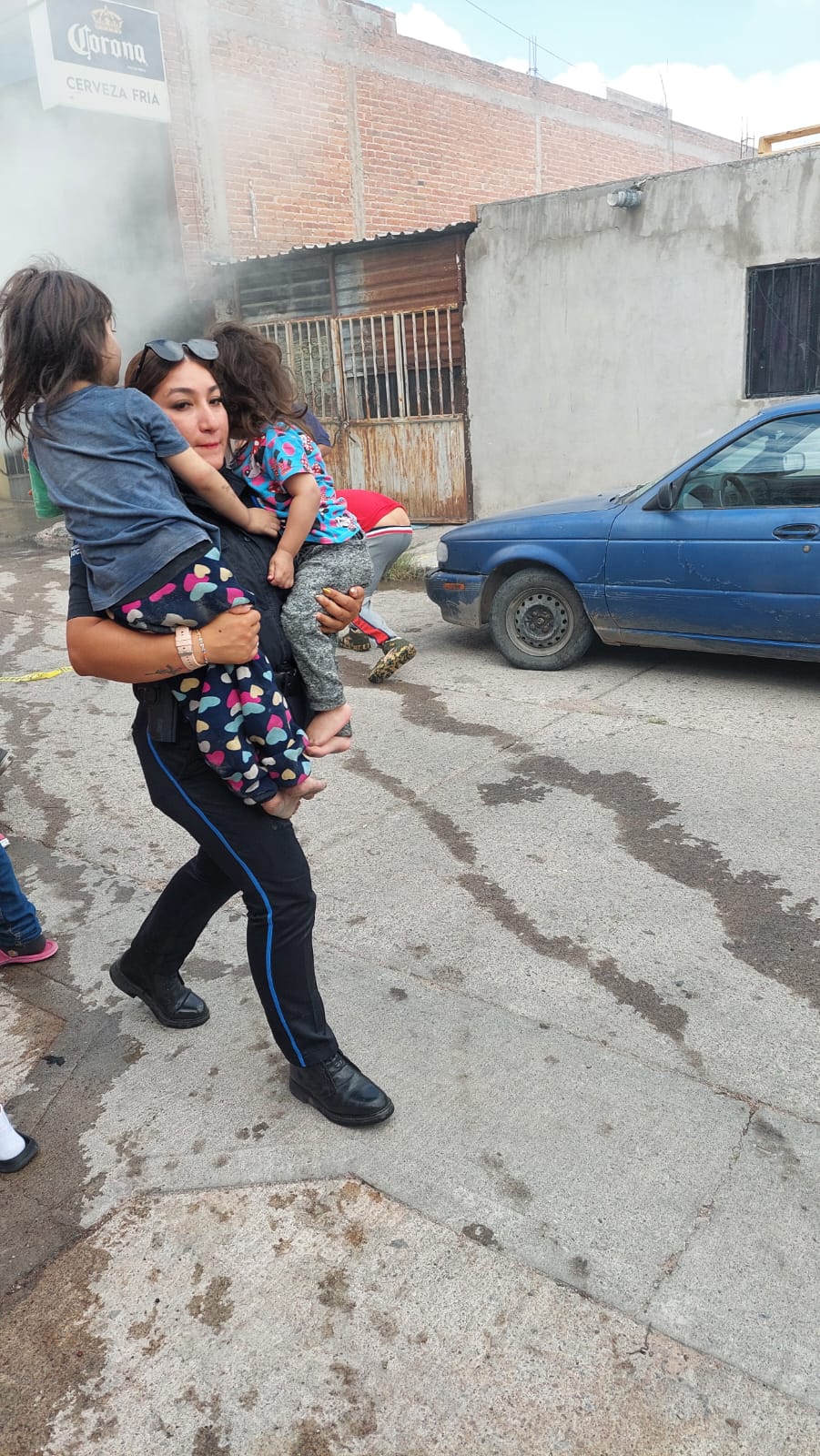 Un adulto y dos niñas fueron rescatados de un domicilio en llamas en la colonia Progreso