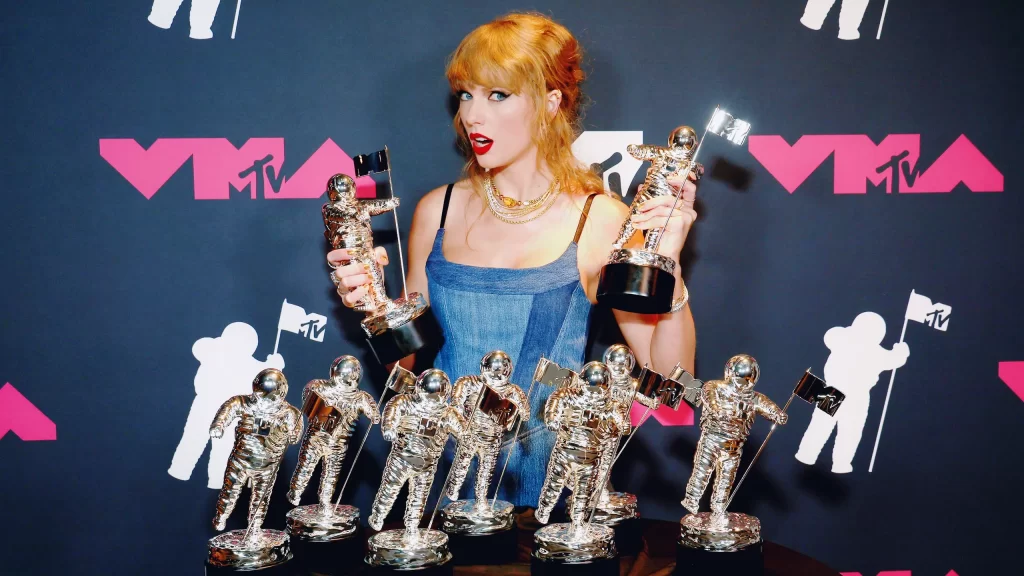 Taylor Swift arrasa en los MTV VMAs