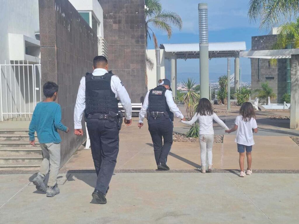 Rescatan a tres menores encerrados y sin comida en condiciones deplorables