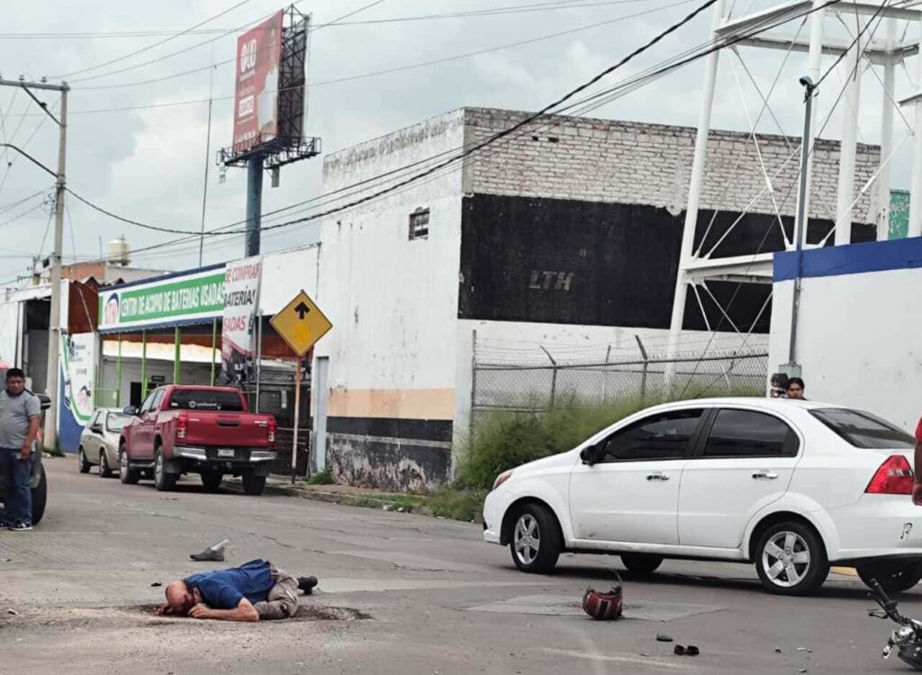 Motociclista resulta gravemente herido tras choque con camioneta en Las Hadas