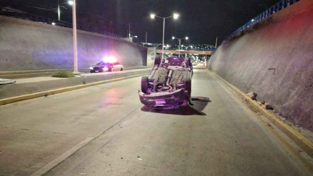 Ebrios vuelcan camioneta en tercer anillo y huyen ilesos