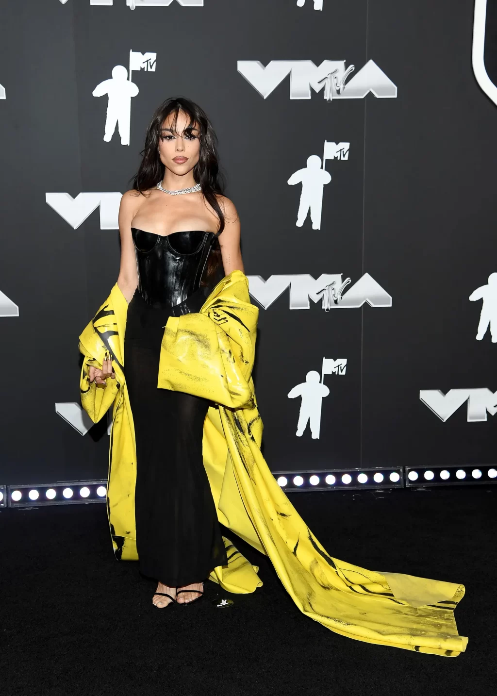 Impactante look de Danna en los MTV VMAs