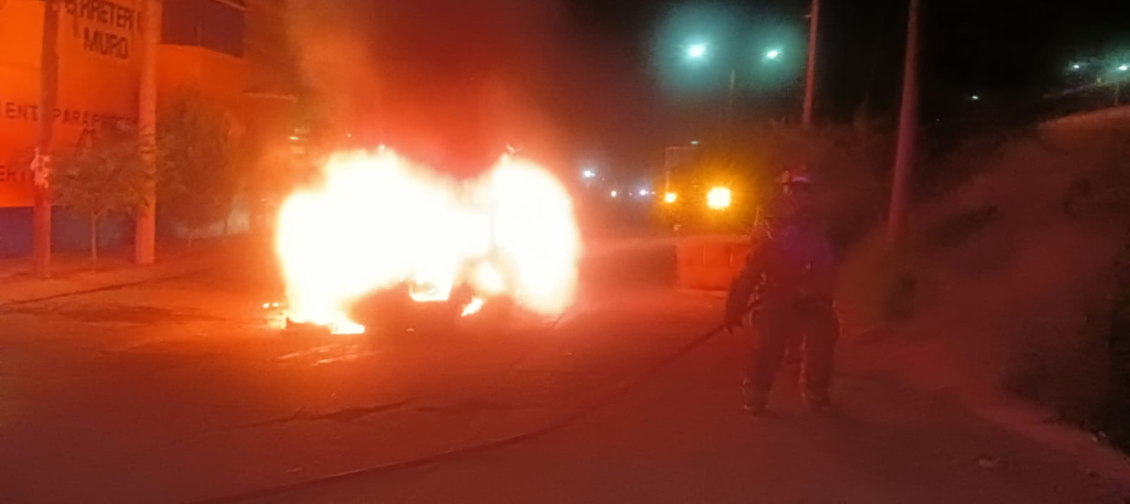 Vehículo se incendia en Real de Haciendas