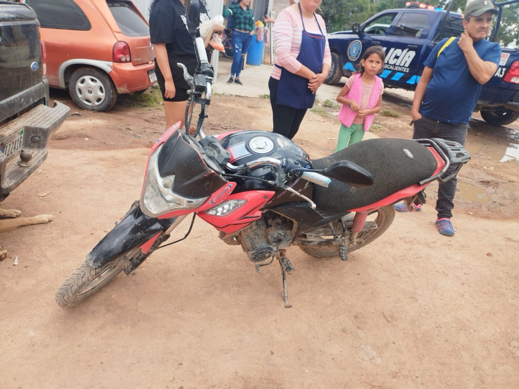Detienen a sujetos que robaron una motocicleta en El Llano