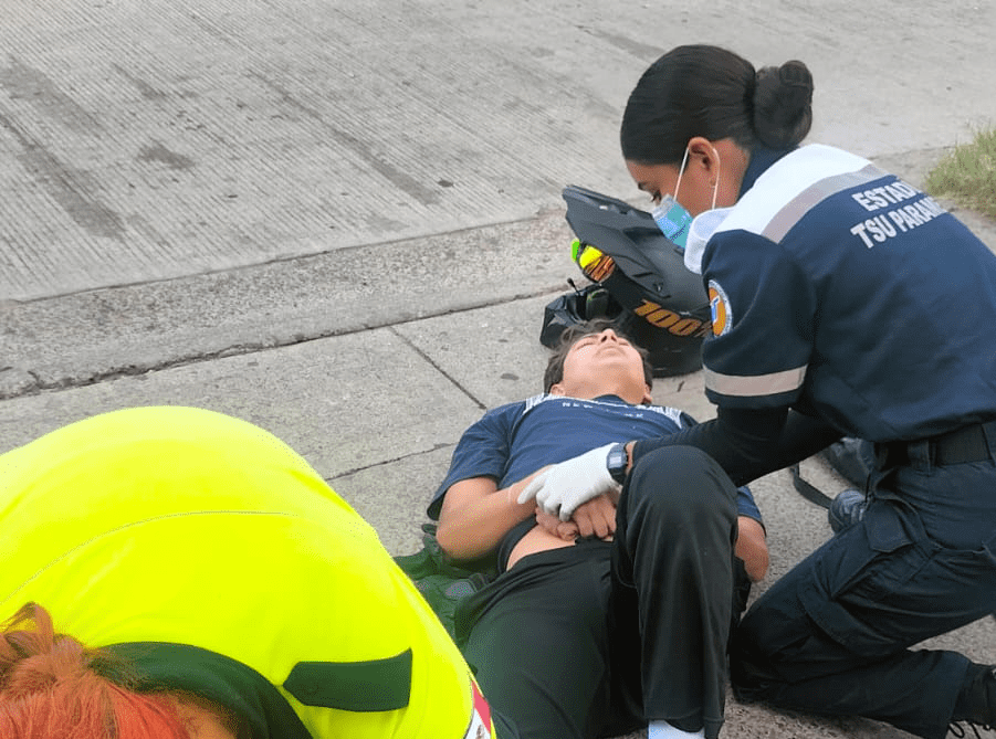 Motociclista da vuelta prohibida y es arrollado en Siglo XXI