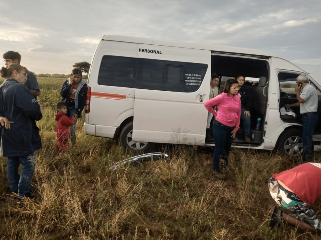 Camioneta de transporte de personal se sale de la Estatal 95