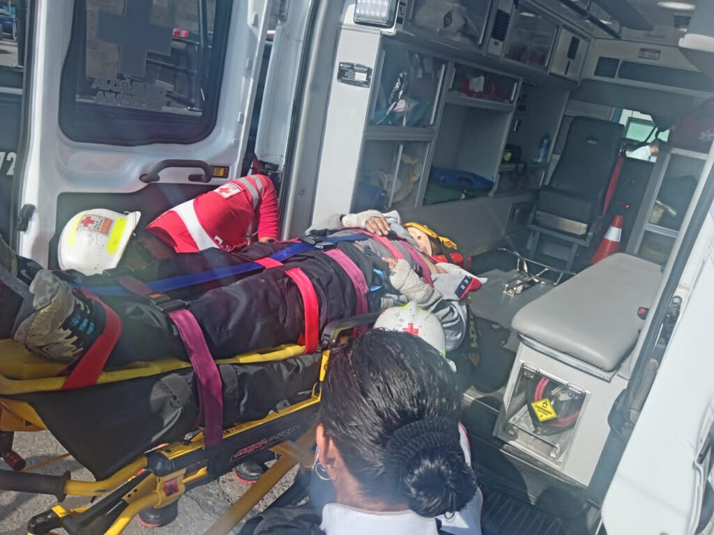 Autobús se lleva a un peatón afuera de la Central Camionera