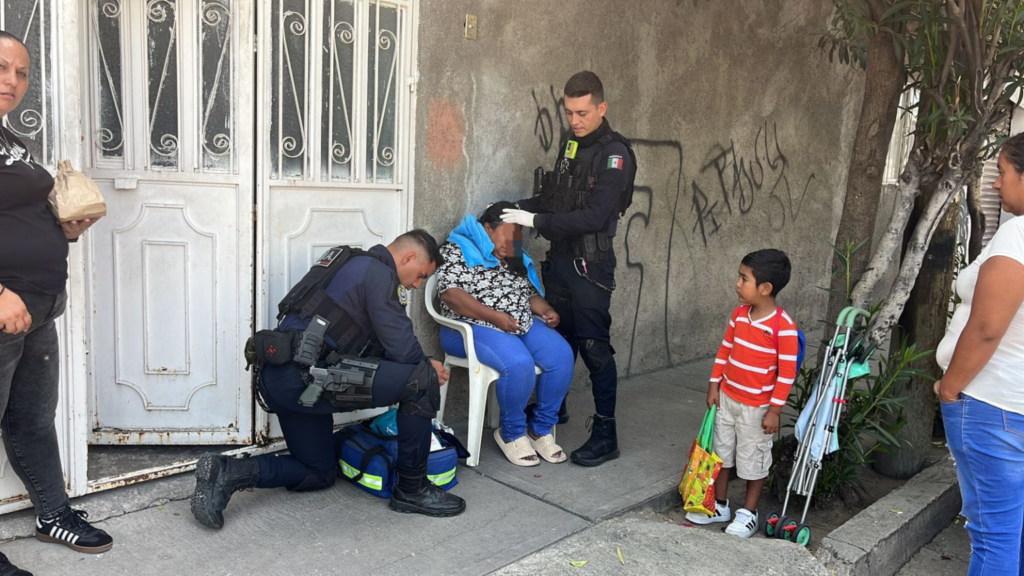 Mujer cae de autobús urbano en La Barranca