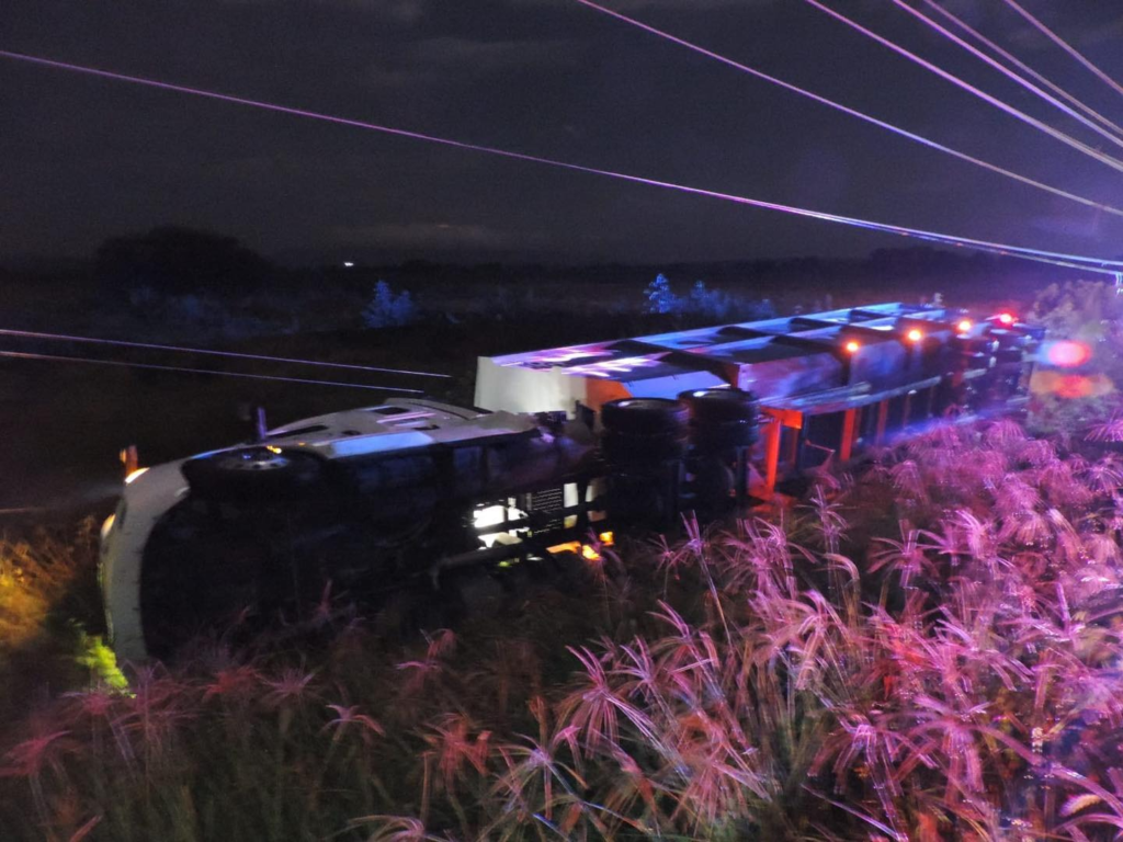 Vuelca tráiler frente a la Ex Hacienda e Peñuelas, en la 45 Sur