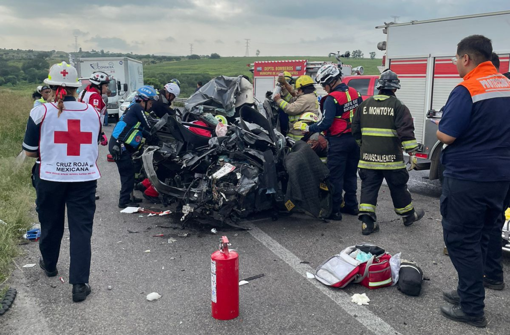 Conoductor se estrella contra dos tráileres en el libramiento sur