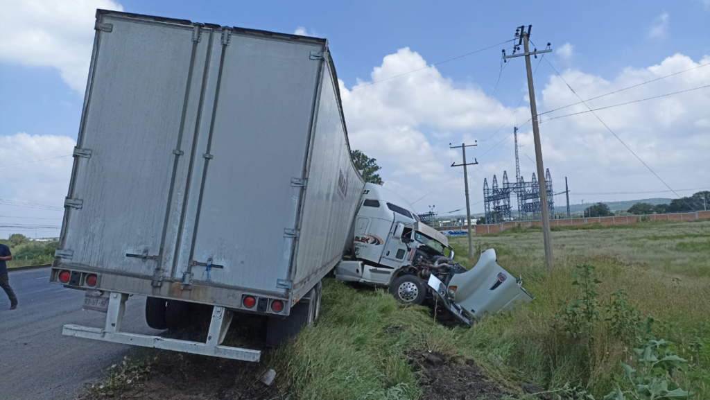 Tráiler choca y vuelca en la 45 Sur