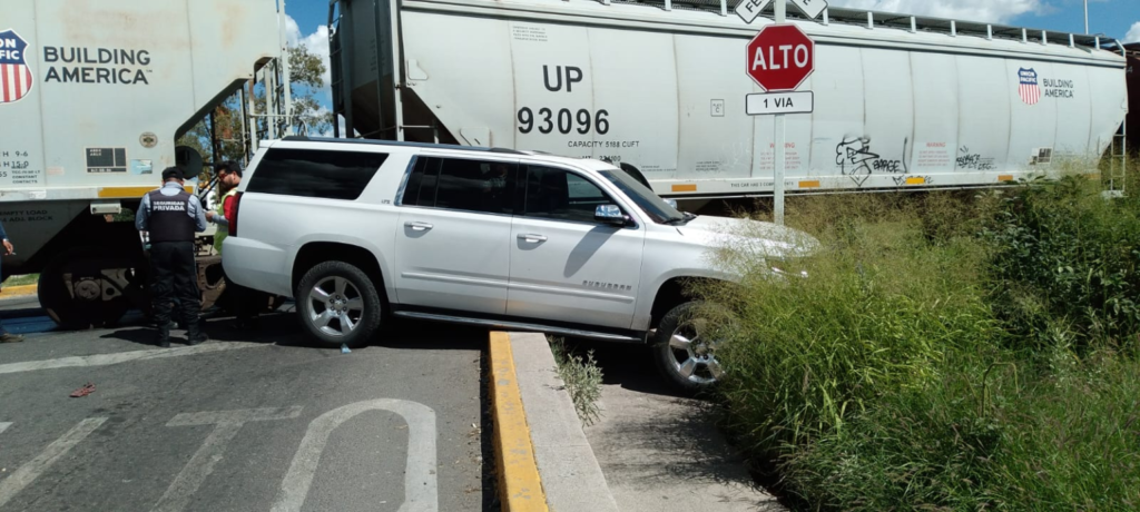 Camioneta es impactada al intentar ganarle el paso al tren