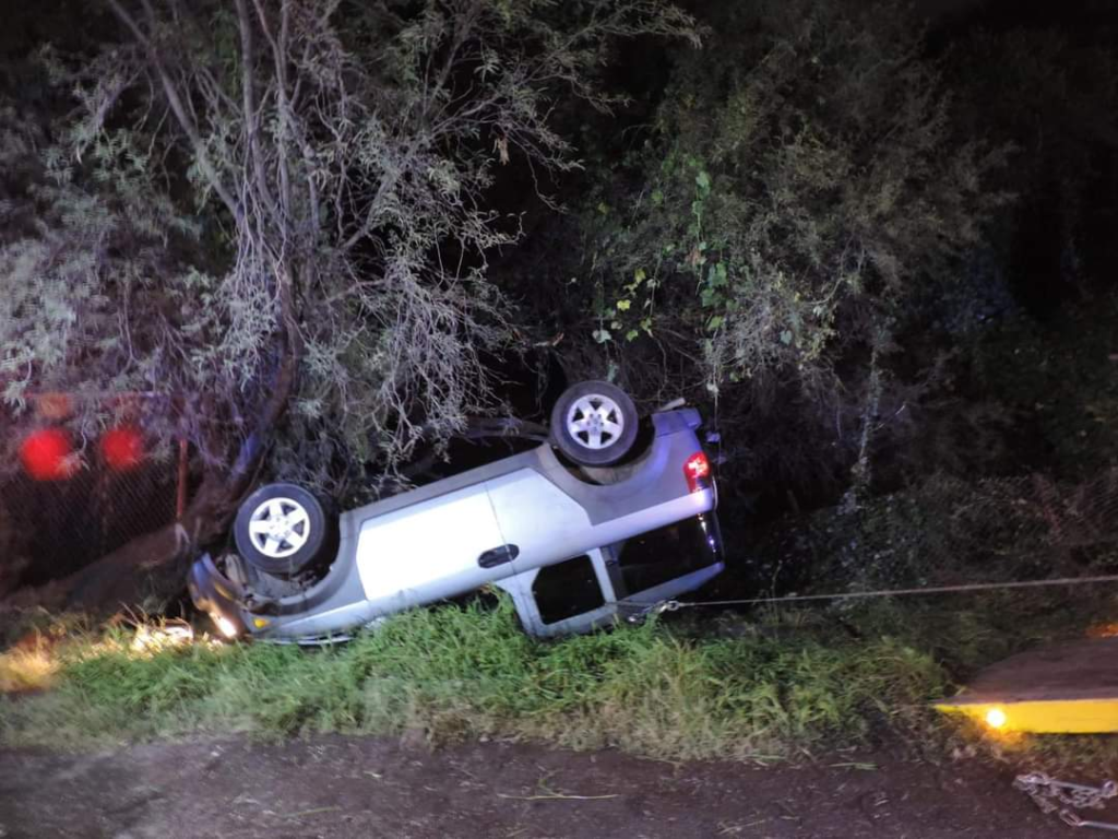 Conductor ebrio vuelca en la 70 Poniente