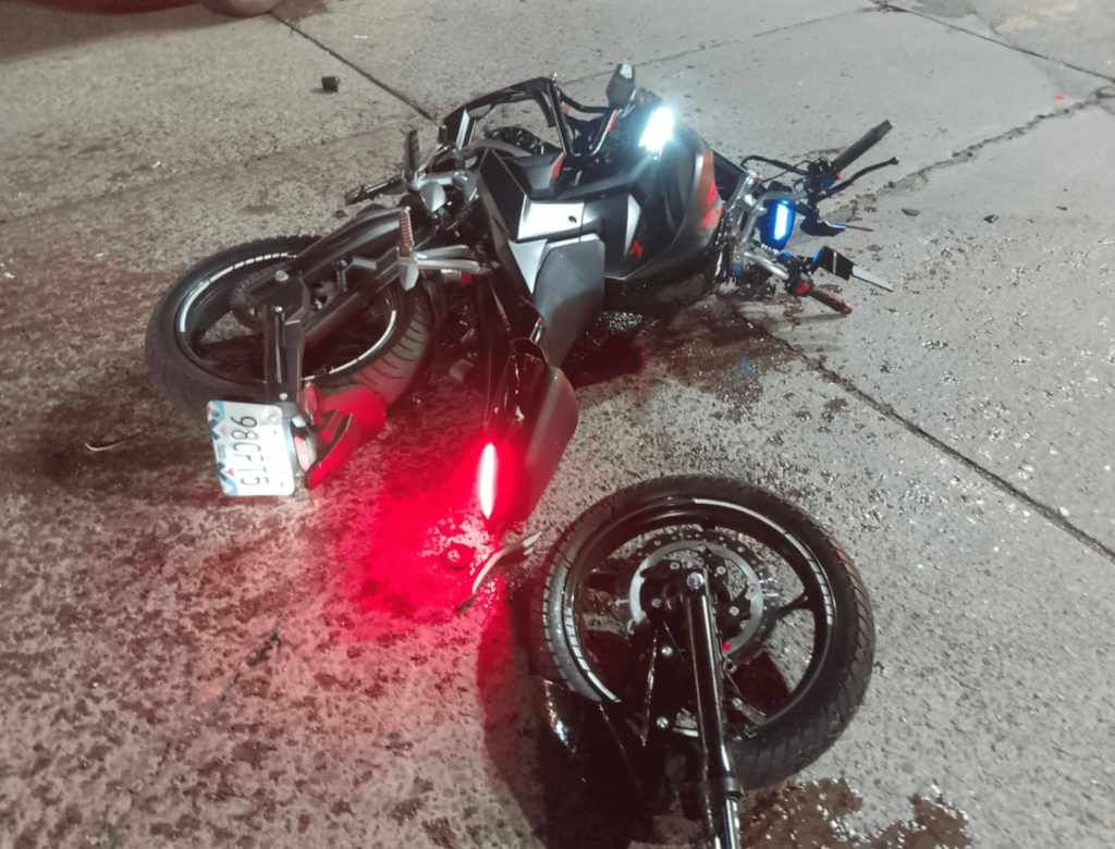 Motociclista se pasa el alto y termina embestido en Héroe de Nacozari