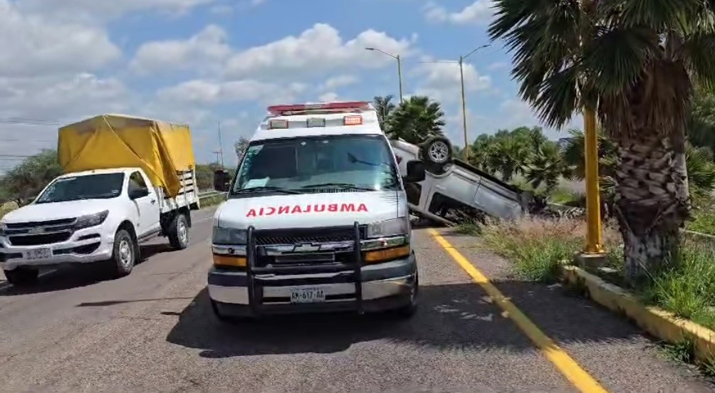Vuelca camioneta con familia en el antiguo camino a Rincón de Romos