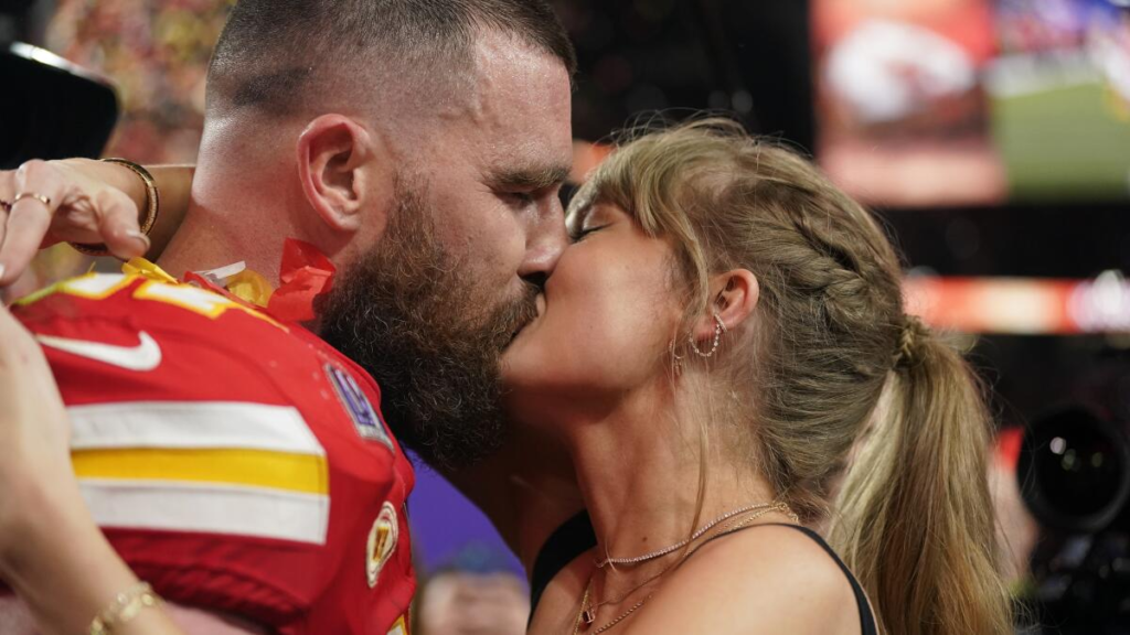 Travis Kelce rentó un bar para celebrar con Taylor Swift