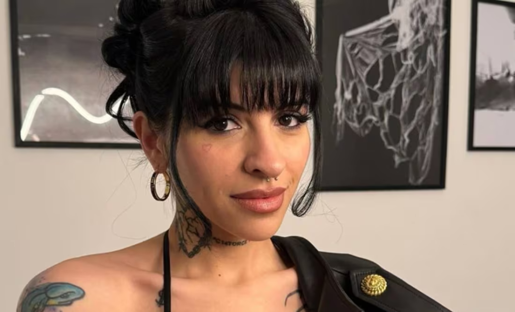 Cazzu reaparece y presume tatuajes