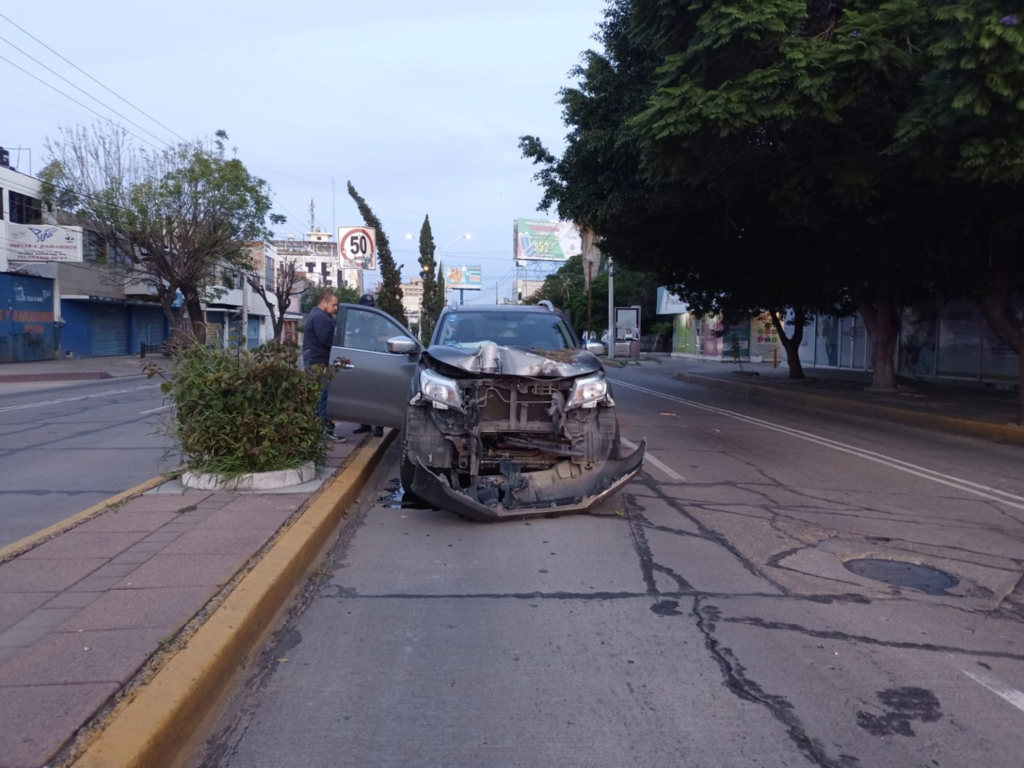 Vehículo choca con camioneta de transporte de personal en Pabellón