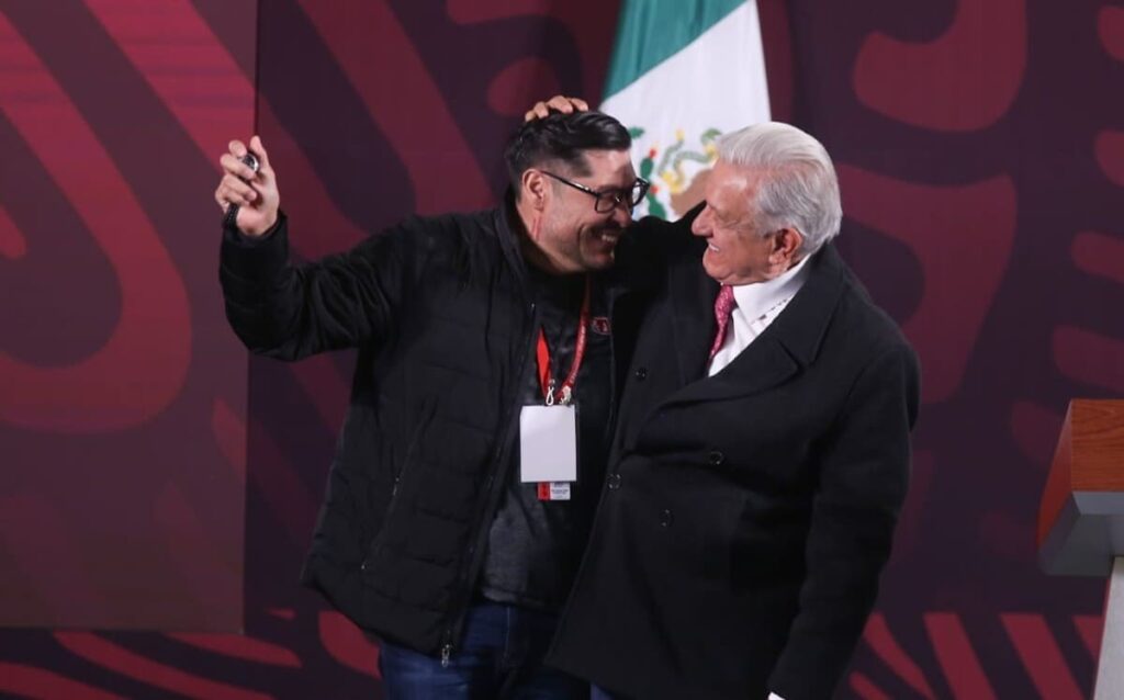 ¿Quién es Julio Omar Gómez, el periodista que ganó el reloj rifado por AMLO?