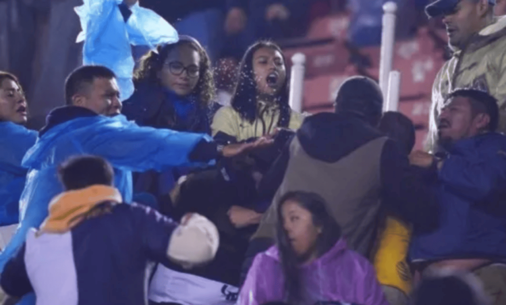 Aficionados azulcremas tiñen el Clásico Capitalino de rojo