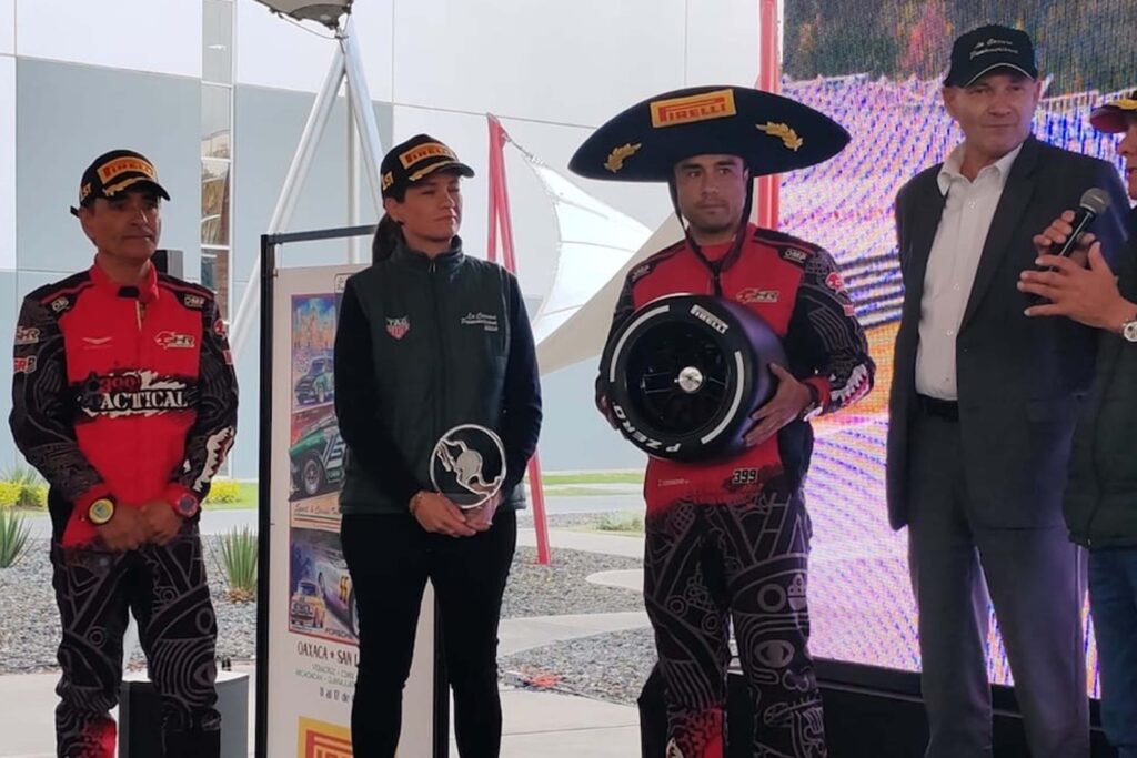 Ricardo Cordero es reconocido y usa el mismo sombrero charro que Hamilton