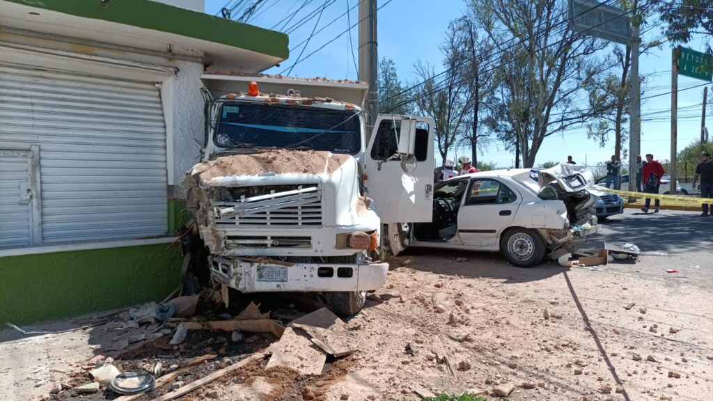 Camión de volteo arrasó con dos camionetas y un auto en La Soledad