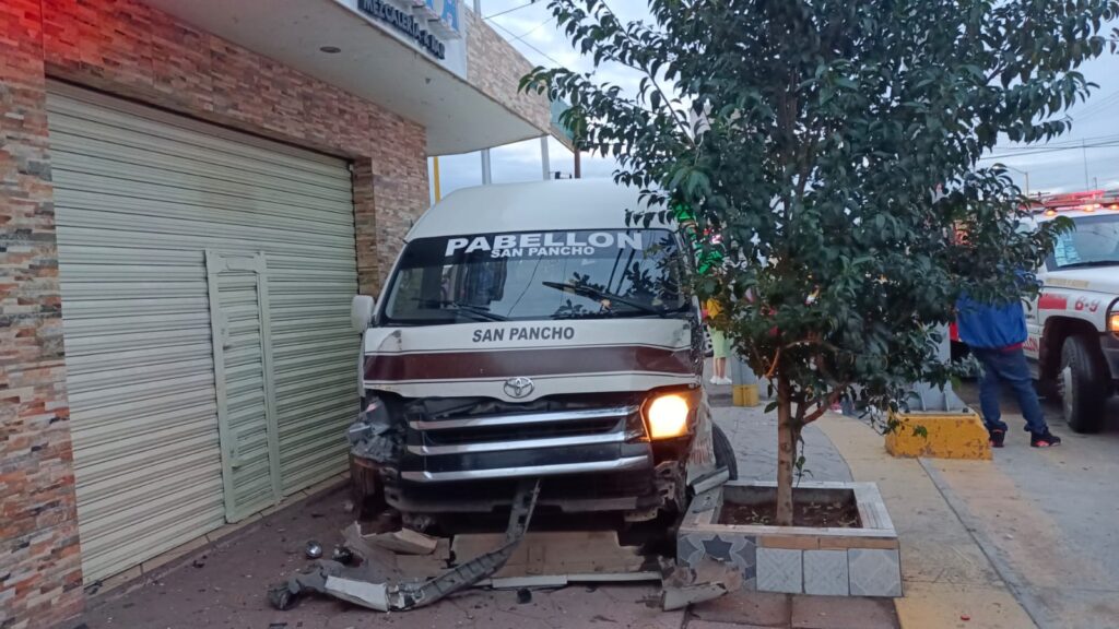 Dos personas resultaron lesionadas tras fuerte choque en Pabellón de Arteaga