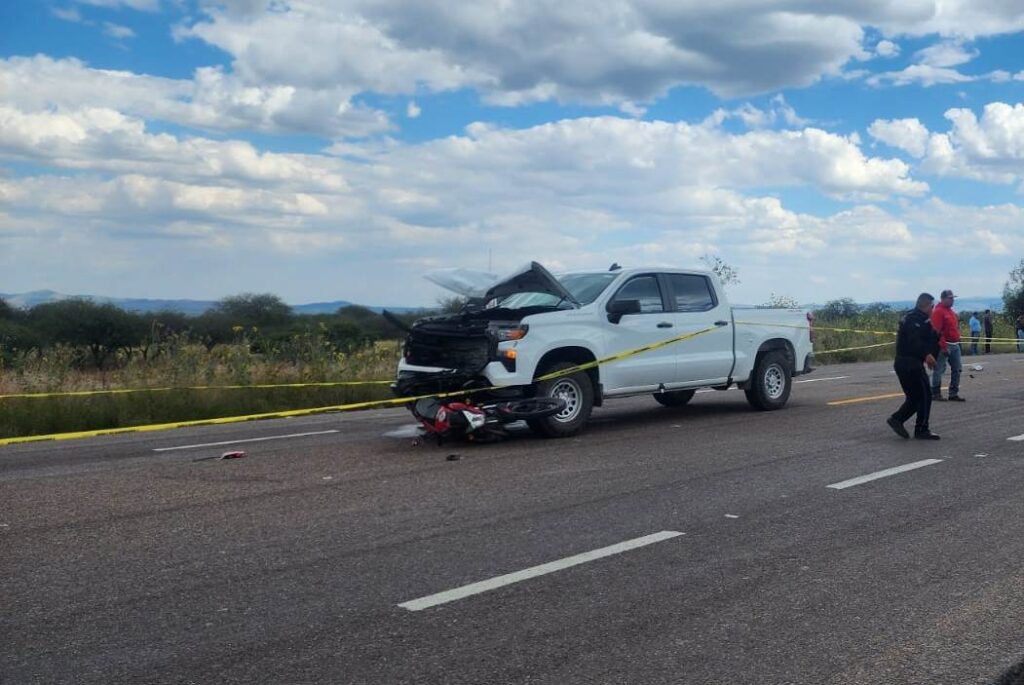 Un estudiante de un CBTA murió y su acompañante resultó gravemente lesionada tras accidente en Cosío