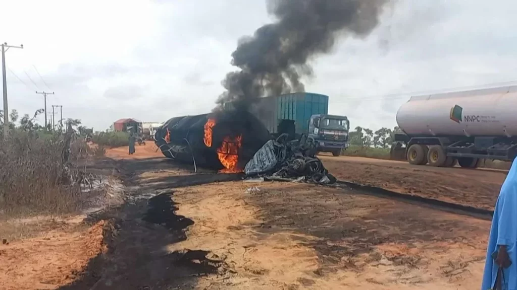 Explosión de un camión que transportaba gasolina en Uganda