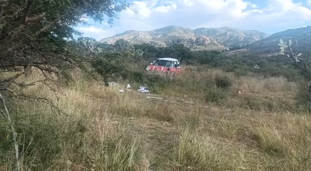 Automovilista sufrió lesiones graves tras volcar su auto en la carretera 70 Poniente