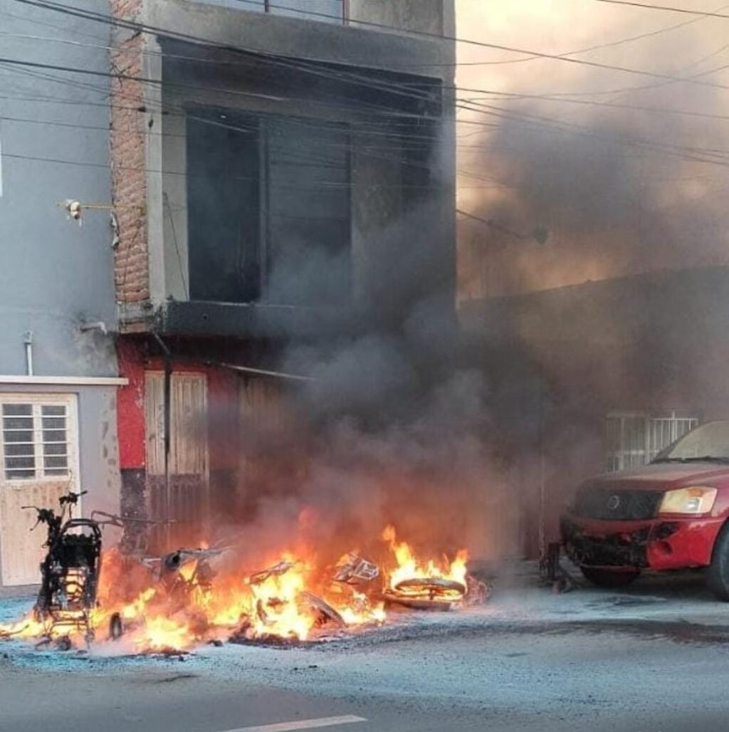 Dos intoxicados y daños cuantiosos dejó incendio en un taller de motocicletas en la Insurgentes