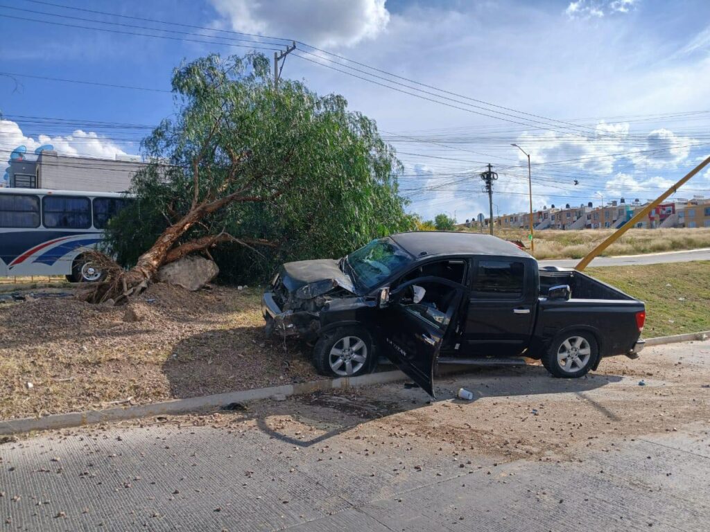 Choque de camioneta contra objetos fijos en Villa Montaña dejó dos lesionados