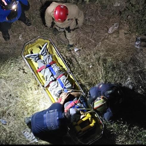 Hombre alcoholizado sufrió una caída de 10 metros de un puente peatonal en VNSA y sobrevivió