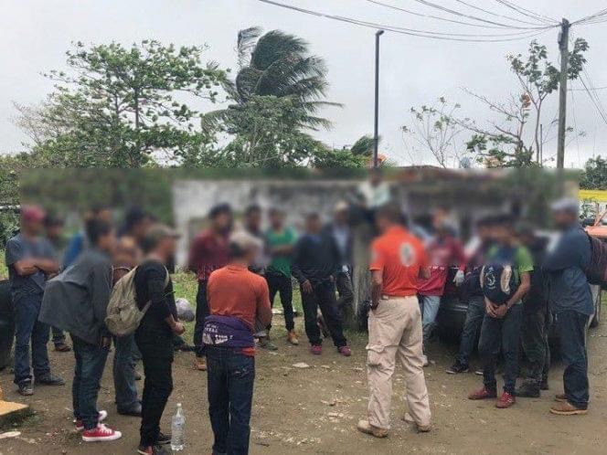 Detuvieron a sujeto que transportaba 42 migrantes de Guatemala en un autobús de pasajeros