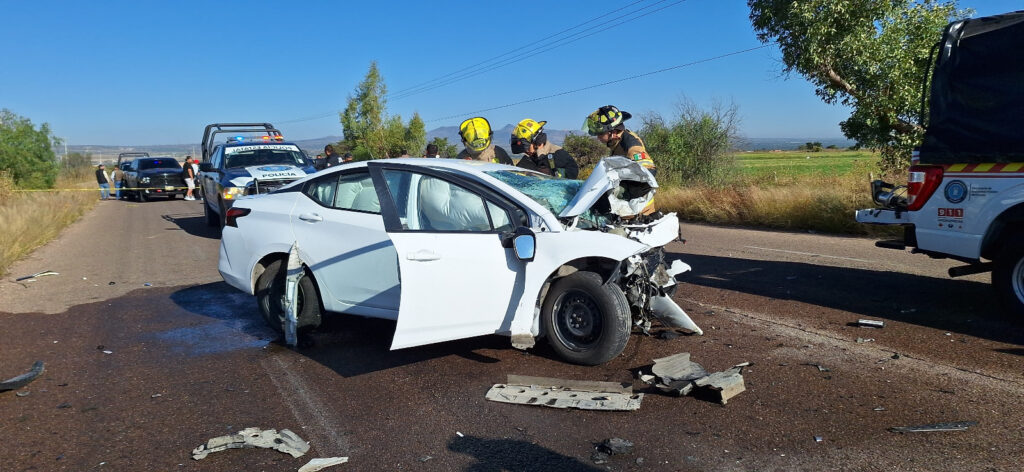 Mujer automovilista murió prensada tras choque contra un tractor agrícola en Asientos