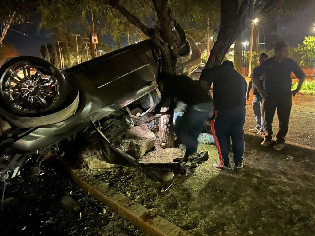 Aparatoso accidente frente al TEC de Monterrey dejó saldo de un muerto y un lesionado grave