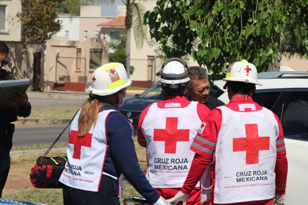 Adulto mayor protagonizó choque-volcadura en Rancho Santa Mónica y resultó lesionado