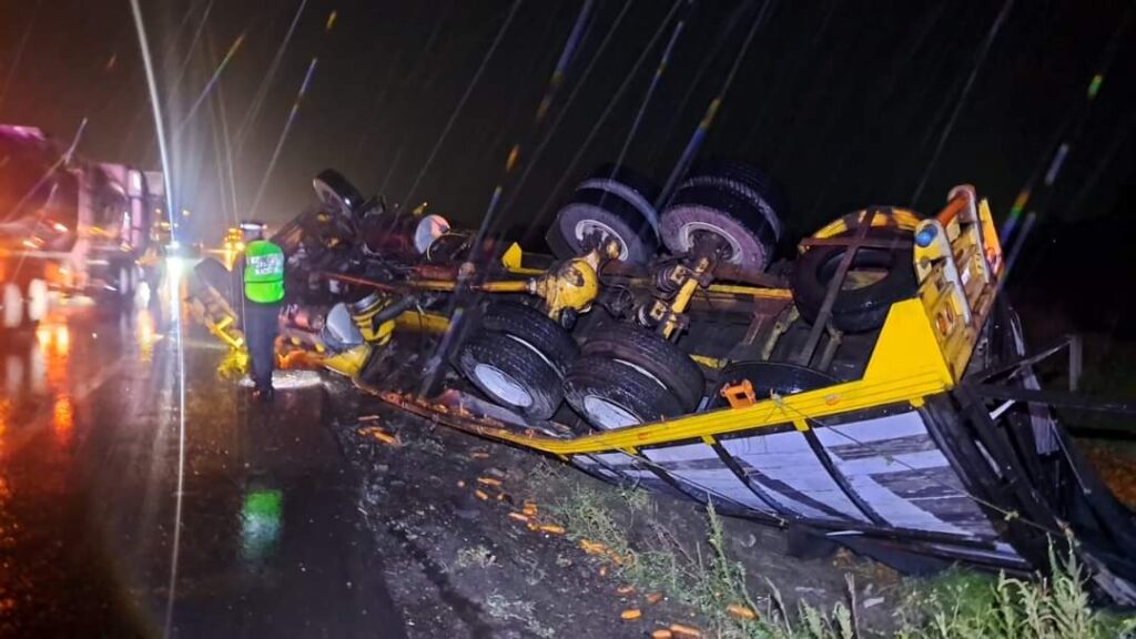 Chofer resultó lesionado tras volcadura de un torton cargado con zanahorias en la 45 Norte