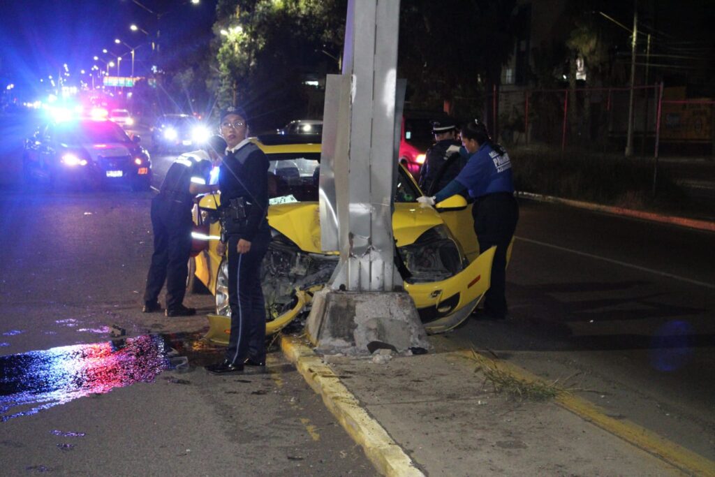 Ebrio sujeto choca contra un anuncio