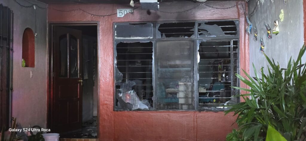 Incendio en vivienda deja un policía y causa pérdidas materiales