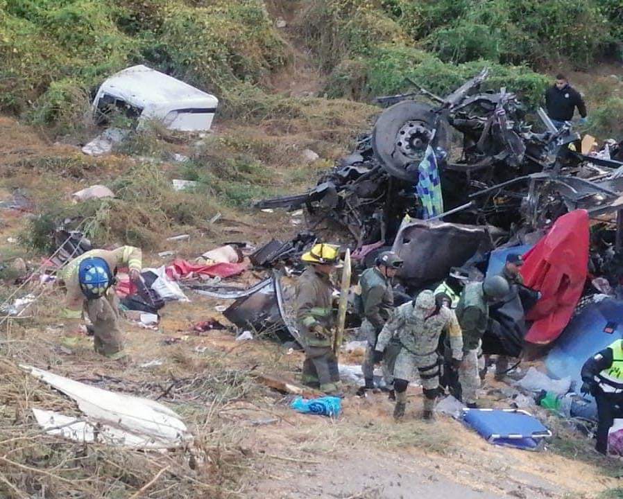 Confirman 19 muertos y 6 heridos en accidente de autobús en Zacatecas