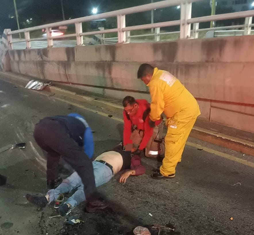 Borracho resultó lesionado al chocar su camioneta contra un puente