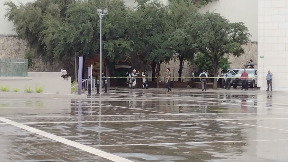 Abandonan un cráneo frente al Museo de Historia Mexicana en Monterrey