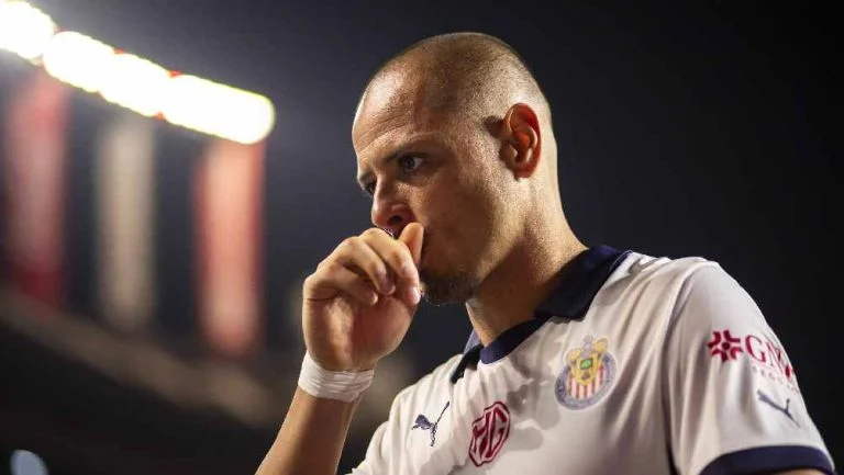 Chicharito critica al arbitraje tras derrota ante Atlas