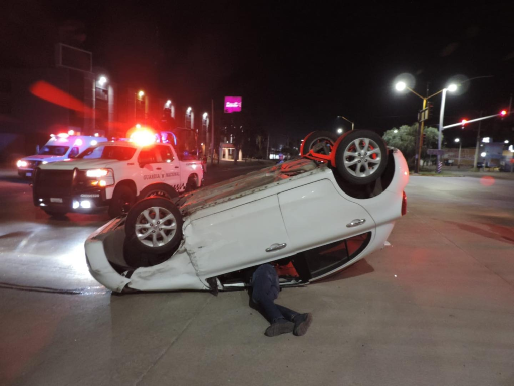 Conductor choca y vuelca en Ciudad Industrial
