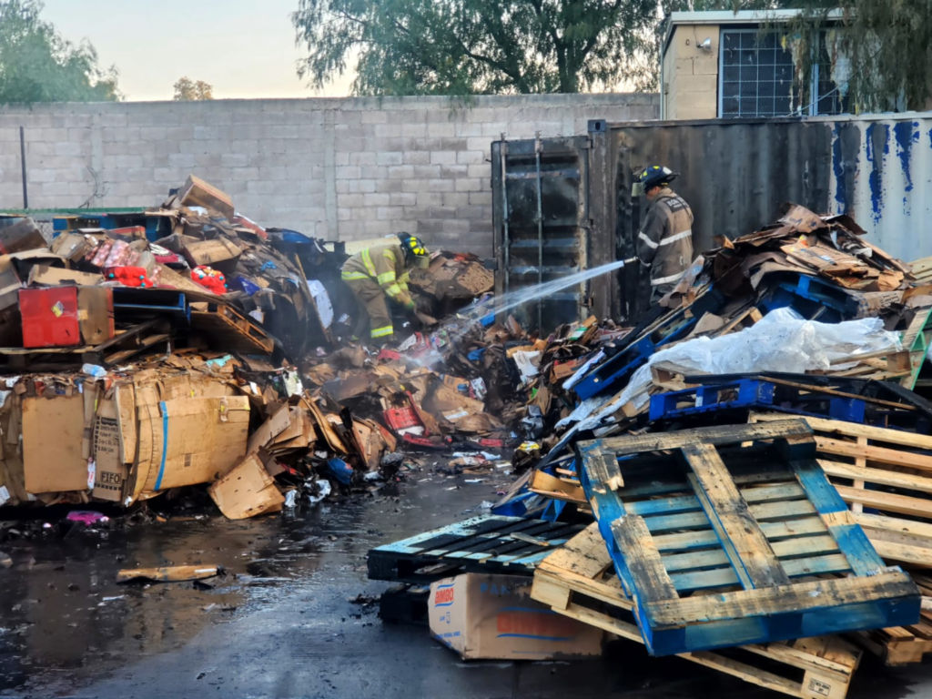 Incendio en Velaria Mall consume toneladas de madera y cartón