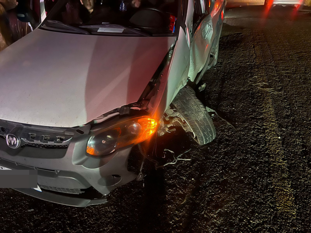 Motociclista pierde el control y se estrella contra camioneta en El Llano