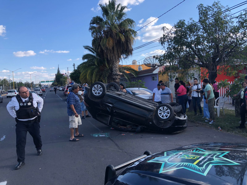 Conductor se estrella contra un poste en Las Viñas